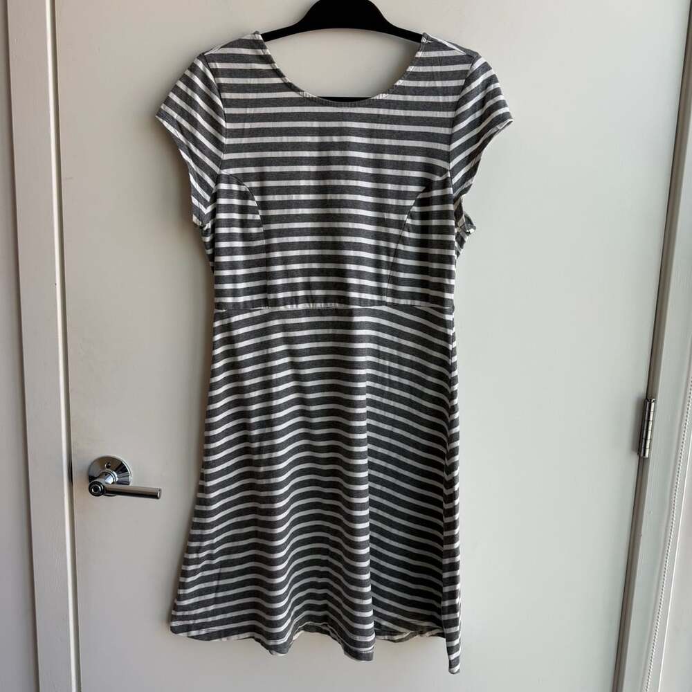 Old Navy Gray and White Striped Short Sleeve Fit and Flare Dress Size L